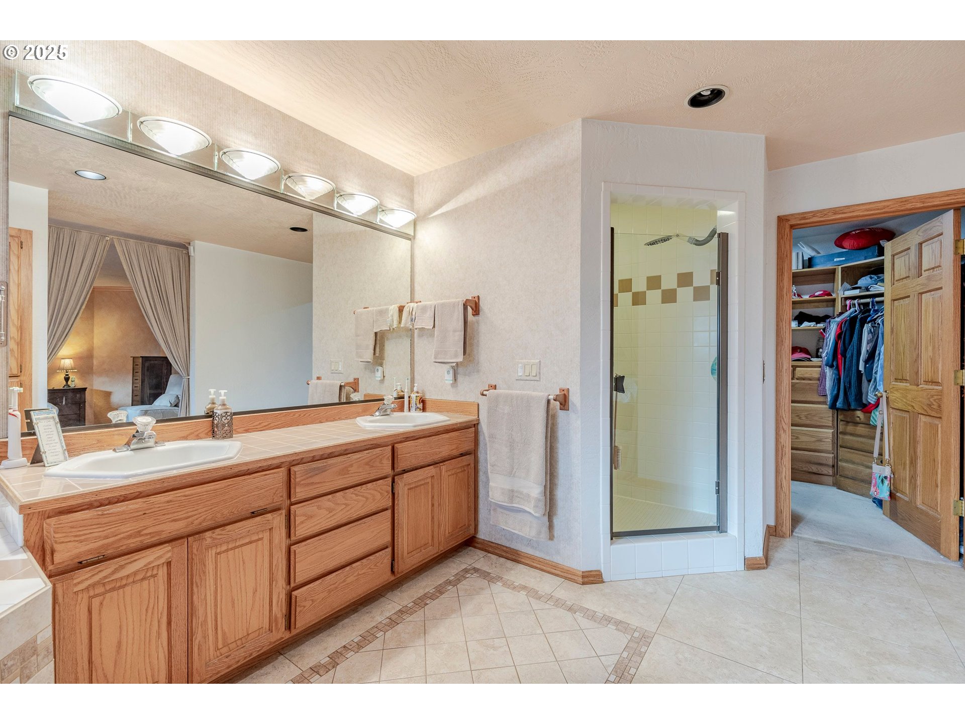 1710 White Oak Drive Eugene, OR 97405 - Photo 43 of 45 a bathroom with a sink double vanity