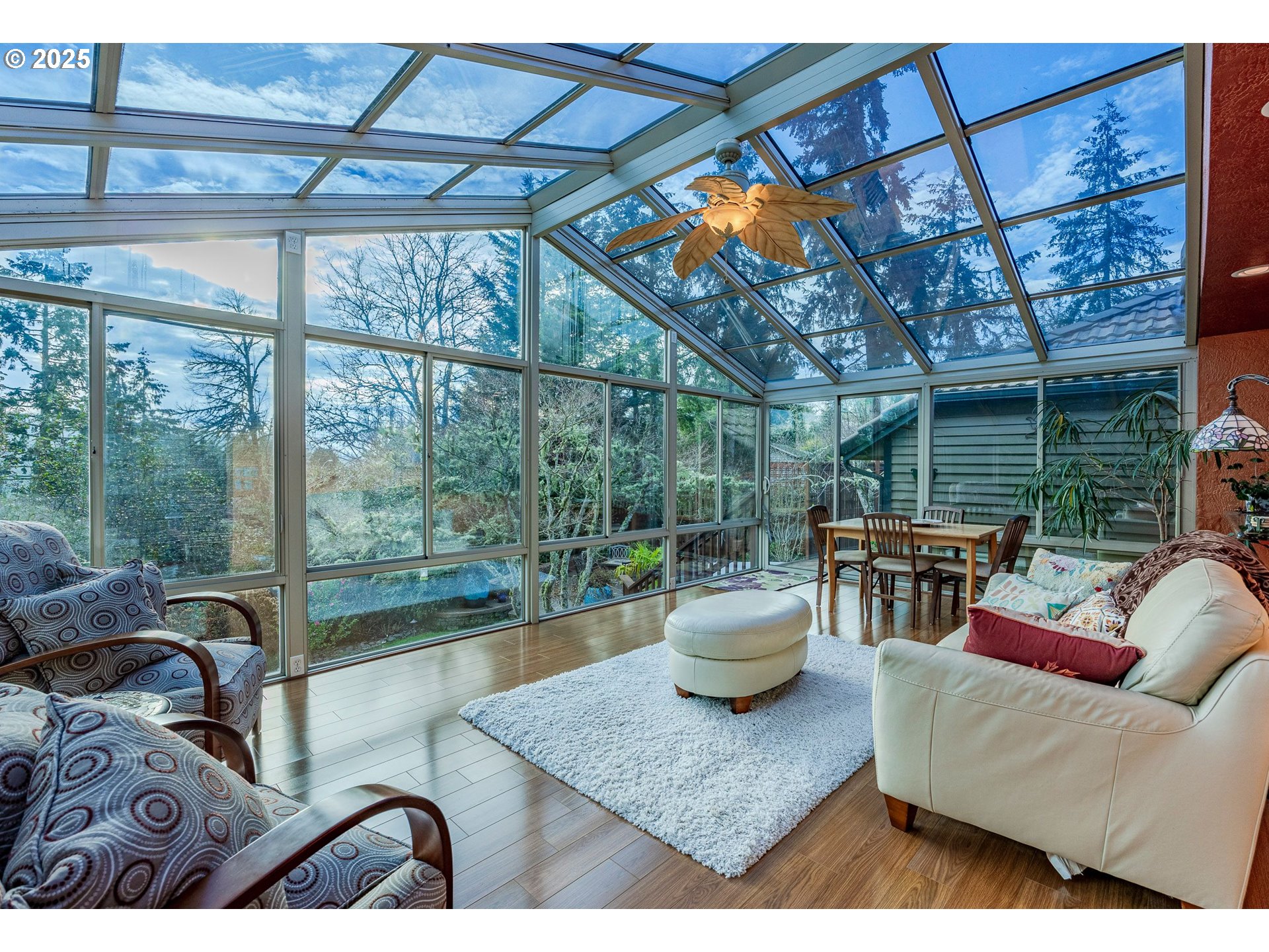 1710 White Oak Drive Eugene, OR 97405 - Photo 5 of 45 a living room with patio furniture and a potted plant