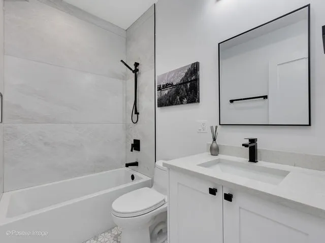 $850,000 | 867 North Marshfield Avenue, Unit 2, Chicago, IL 60622