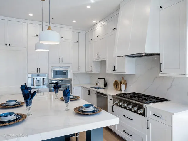 $850,000 | 867 North Marshfield Avenue, Unit 2, Chicago, IL 60622