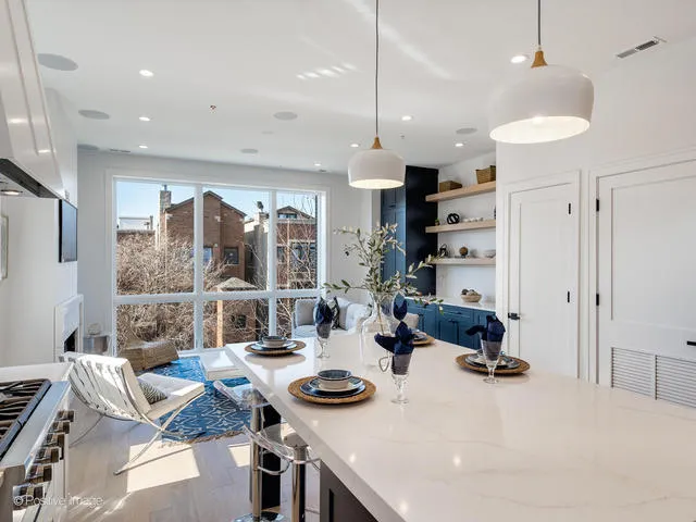 $850,000 | 867 North Marshfield Avenue, Unit 2, Chicago, IL 60622