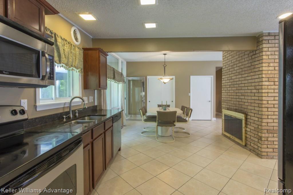 28515 Quail Hollow Road Farmington, MI 48331 - Photo 8 of 37 14-Quail Hollow_28515.jpg