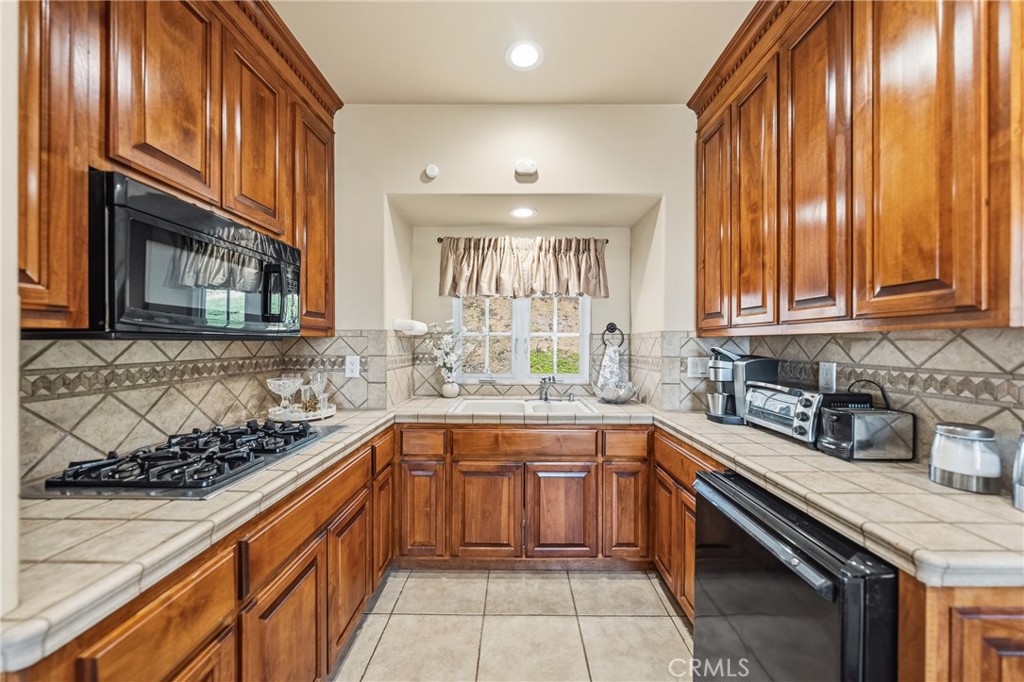 44930 Via Renaissance Temecula, CA 92590 - Photo 43 of 59 Guest home kitchen.