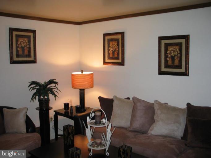 619 Markham Road Baltimore, MD 21229 - Photo 2 of 9 Living Room