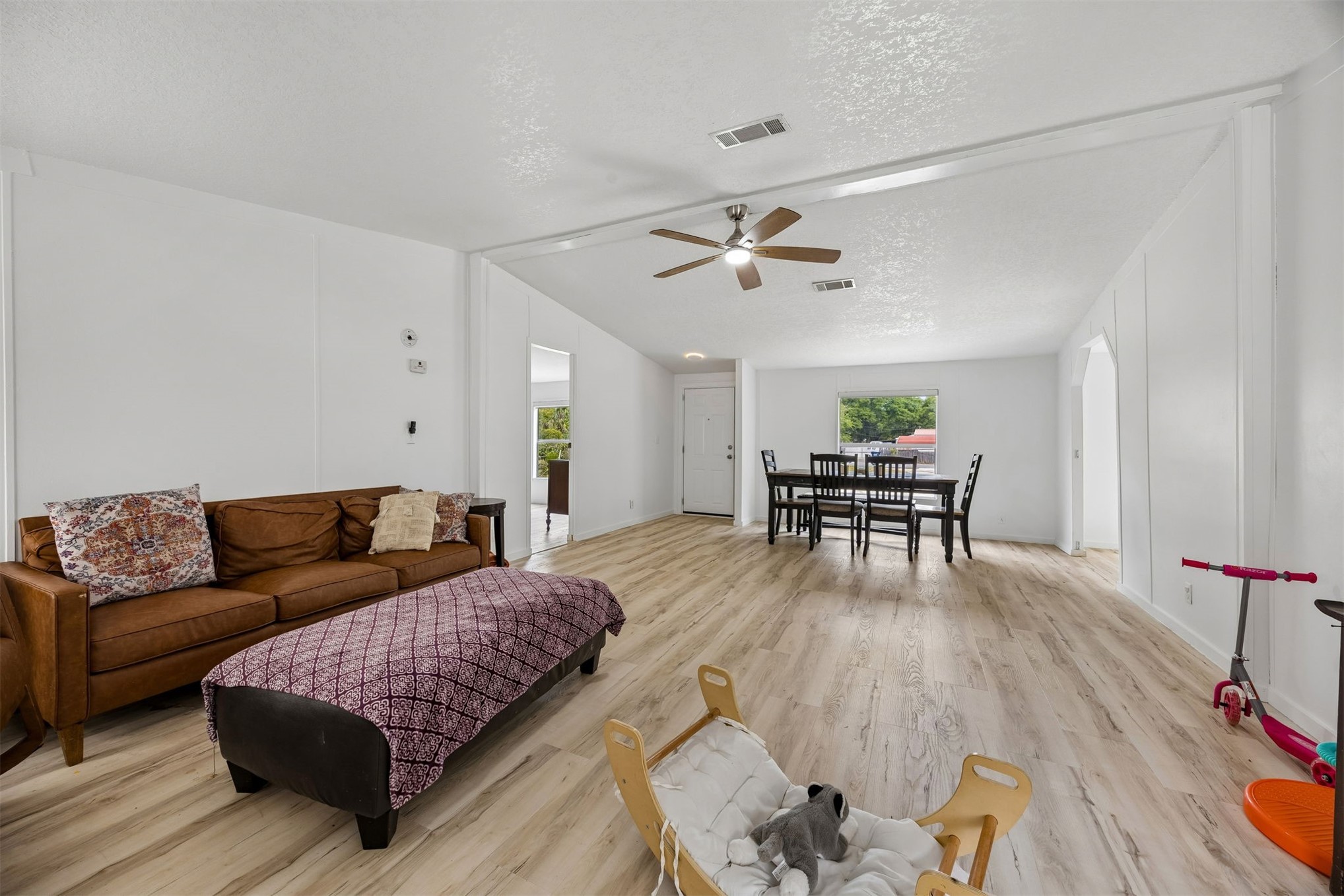 85356 Ashley Avenue Yulee, FL 32097 - Photo 9 of 37 Living Room