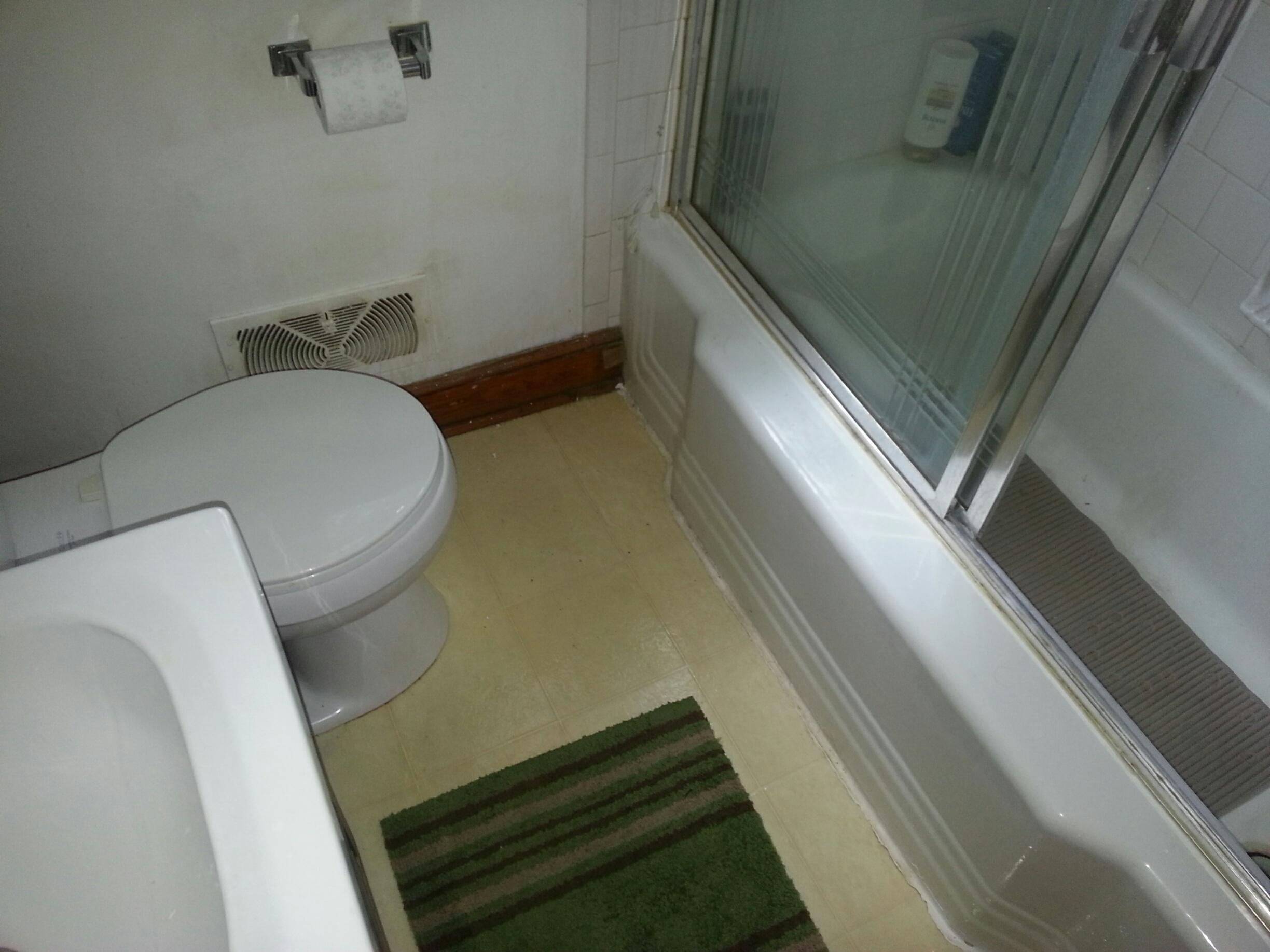5449 Cove Road Roanoke, VA 24019 - Photo 8 of 19 Bathroom