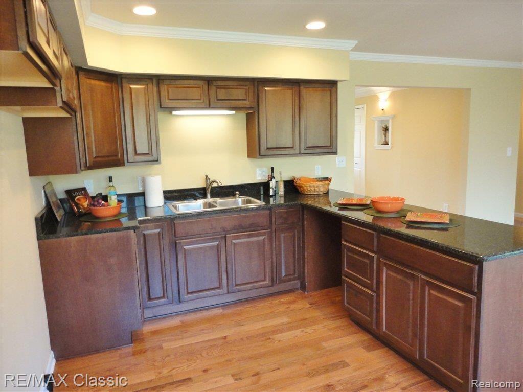 5187 Greenfield Road Brighton, MI 48114 - Photo 5 of 25 Kitchen