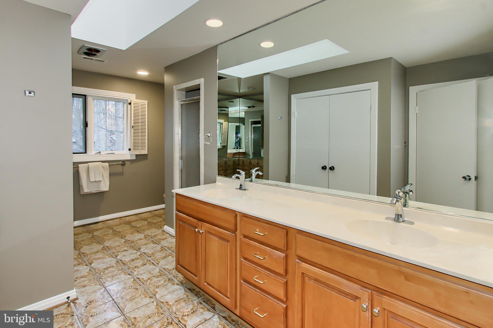 7600 Potomac Fall Road McLean, VA 22102 - Photo 17 of 29 Owner's Bathroom 1
