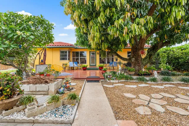 $749,000 | 1802 Lake Osborne Drive, Lake Worth Beach, FL 33461