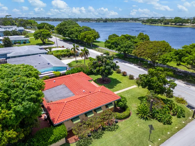 $749,000 | 1802 Lake Osborne Drive, Lake Worth Beach, FL 33461