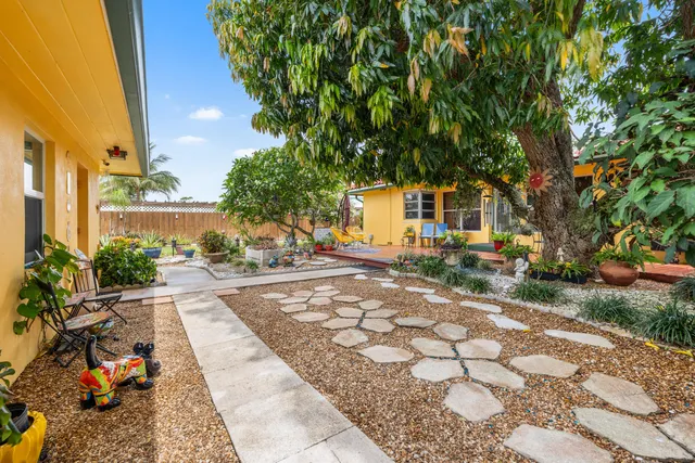 $749,000 | 1802 Lake Osborne Drive, Lake Worth Beach, FL 33461