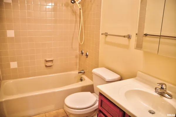 $159,500 | 1925 Riverview Drive, Macomb, IL 61455