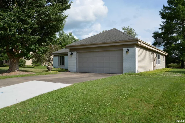 $159,500 | 1925 Riverview Drive, Macomb, IL 61455