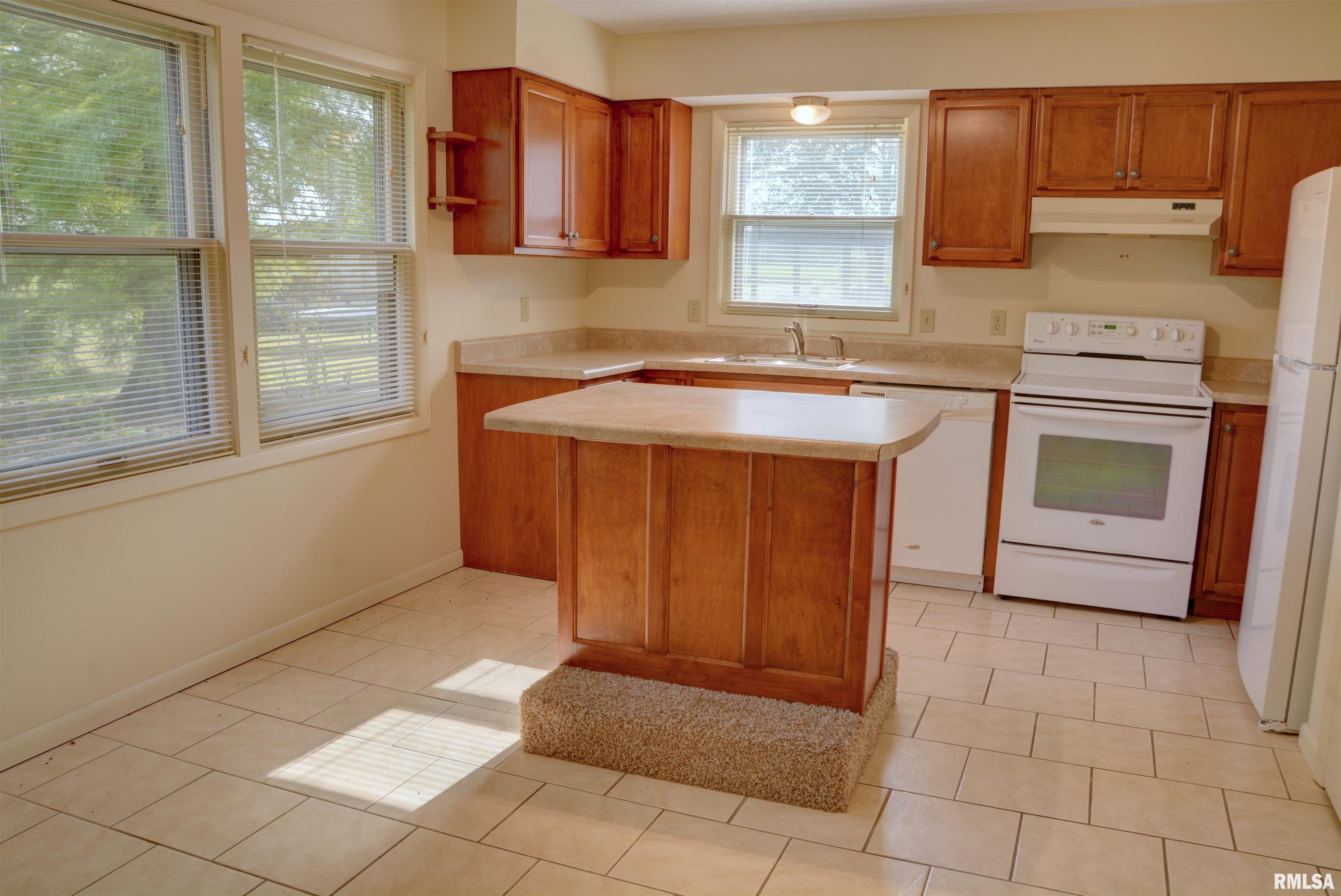 1925 Riverview Drive Macomb, IL 61455 - Photo 9 of 19