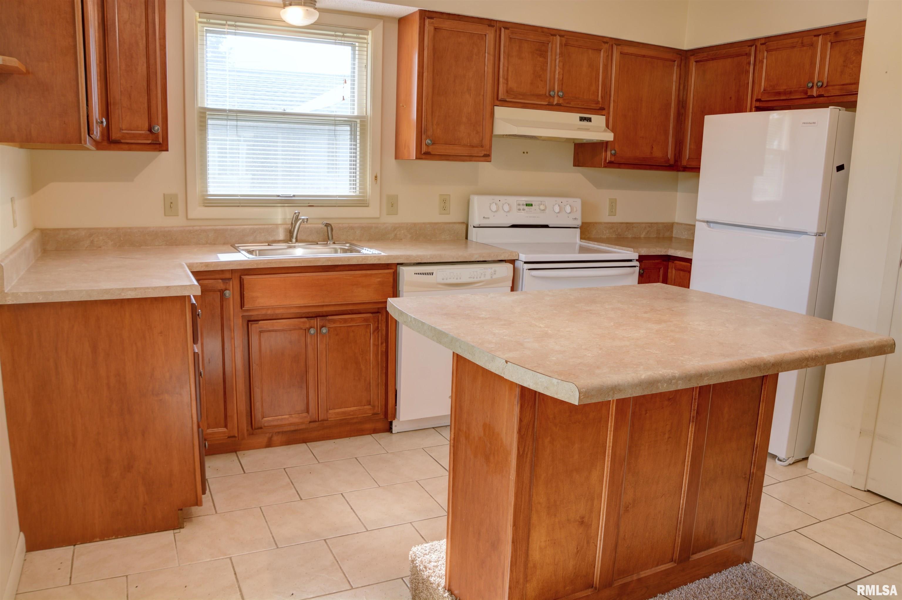 1925 Riverview Drive Macomb, IL 61455 - Photo 10 of 19