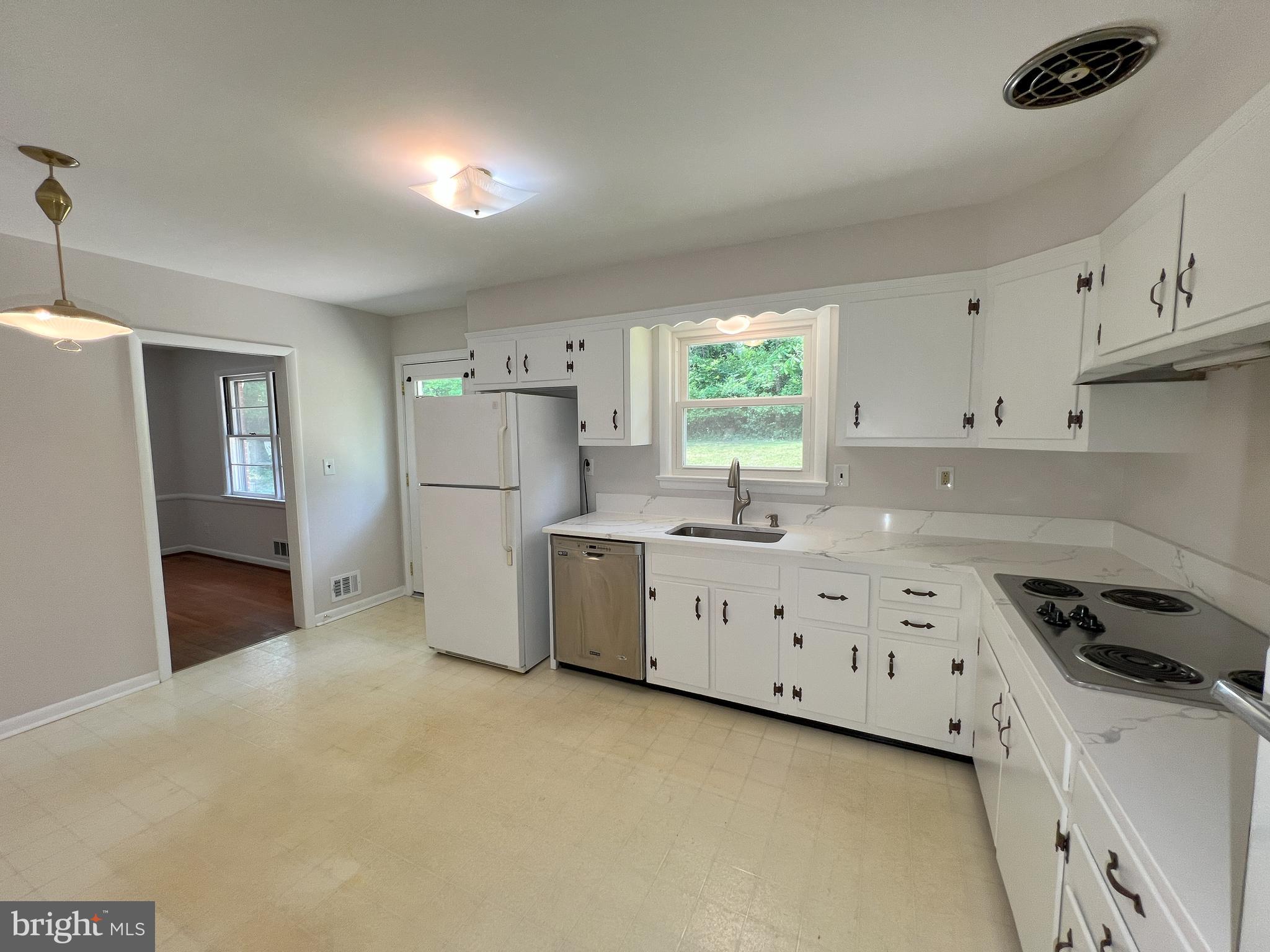 10001 Woodhill Road Bethesda, MD 20817 - Photo 6 of 30 Kitchen, Table Space