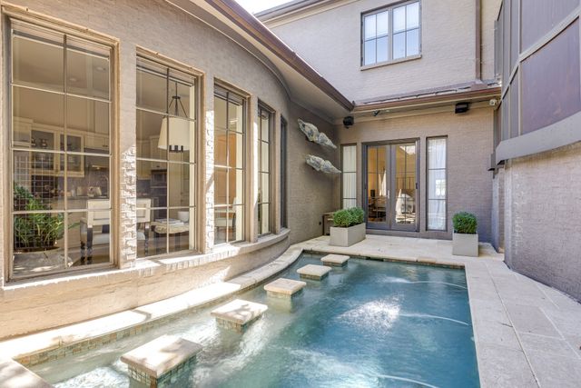 a view of a entrance of the house