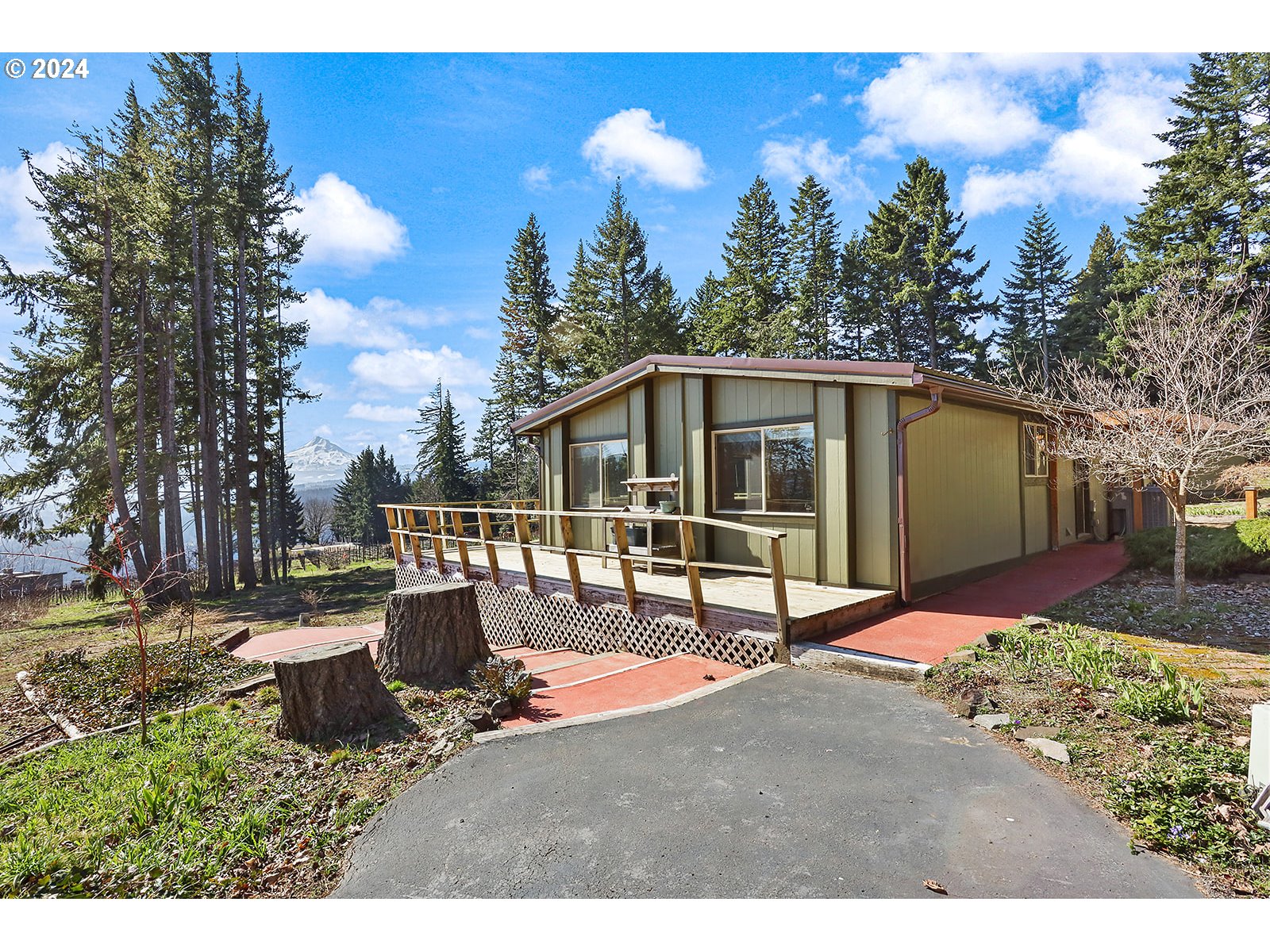 a view of a house with backyard and sitting area