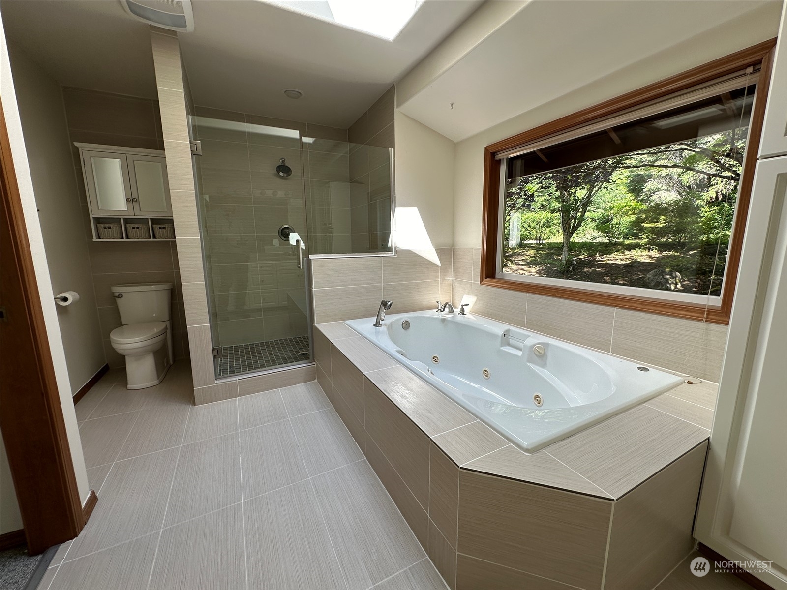 1893 Kelly Road Bellingham, WA 98226 - Photo 16 of 27 a bathroom with a bathtub sink and toilet
