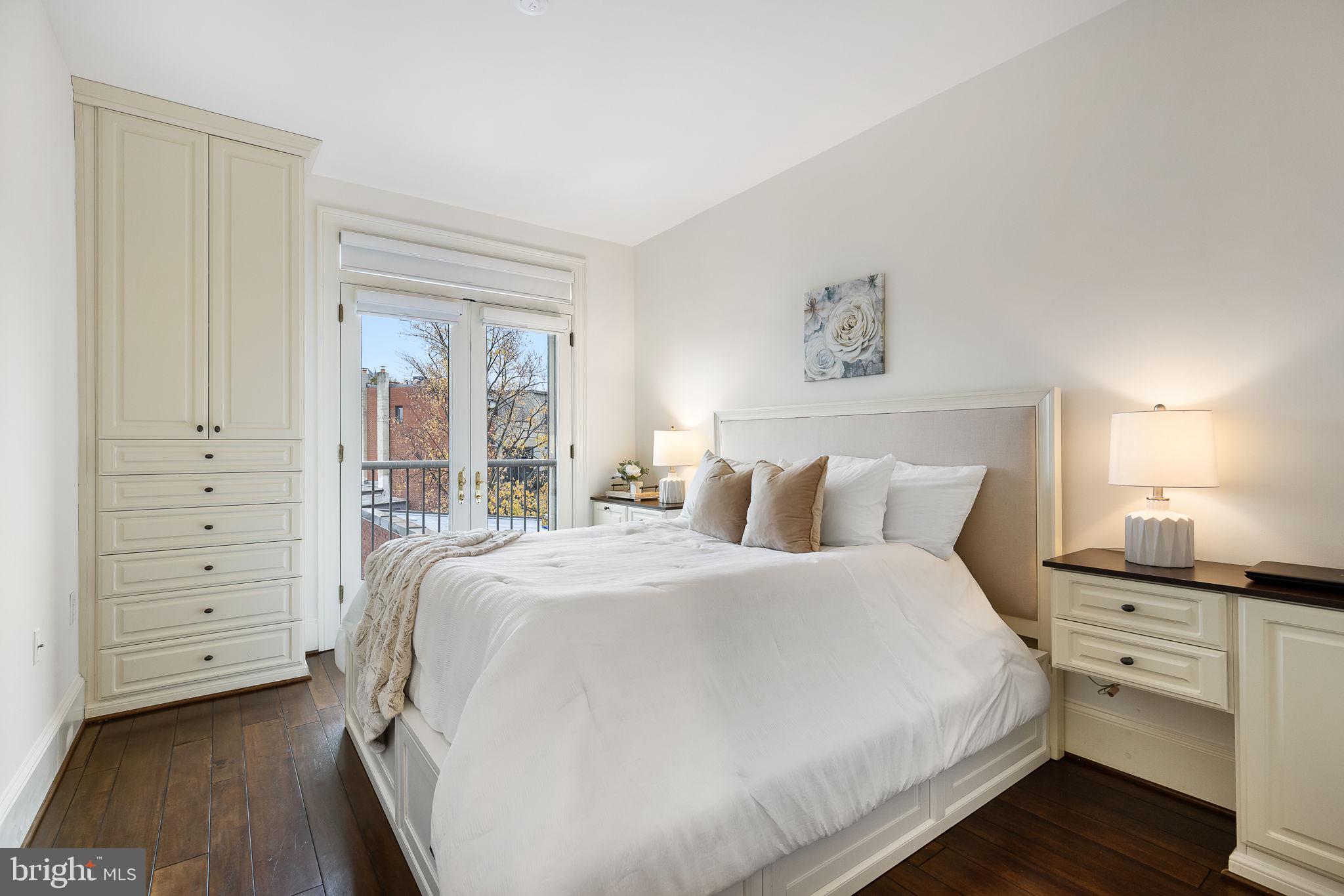 20 Logan Circle Northwest, Unit 33 Washington, DC 20005 - Photo 5 of 32 a bedroom with a bed and a window