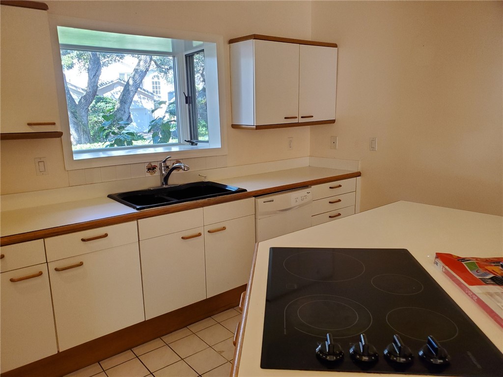 131 Peppertree Drive, Unit 21 Vero Beach, FL 32963 - Photo 13 of 25 a kitchen with a sink and a cabinets