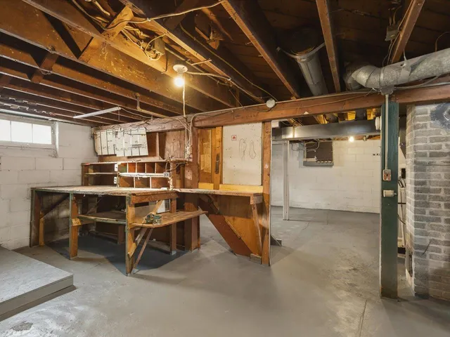 a view of backyard of the house