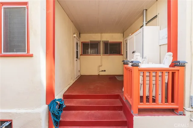 a view of entryway with a front door