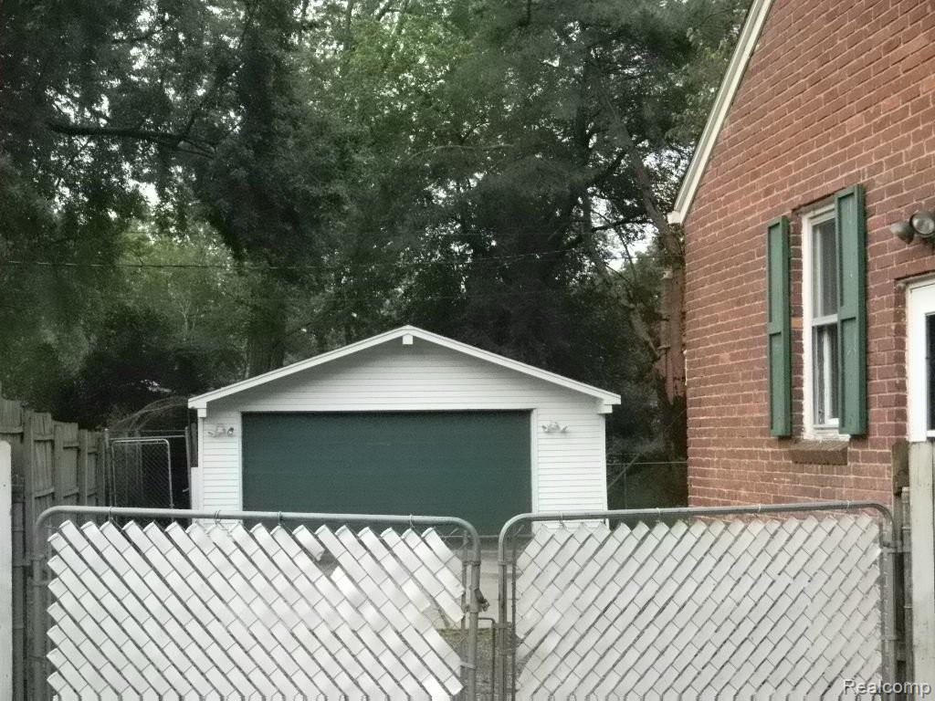 731 Menominee Road Pontiac, MI 48341 - Photo 3 of 10 FENCED YARD