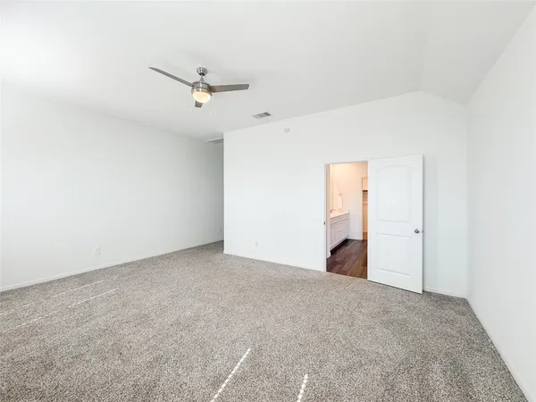 an empty room with a ceiling fan and closet