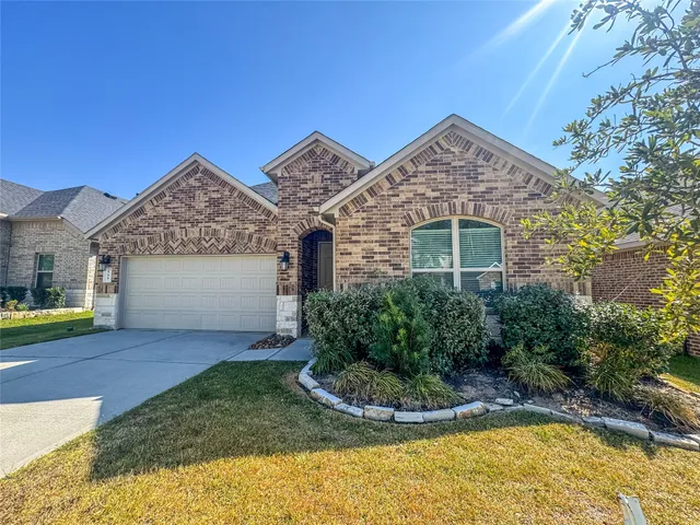 a view of a house with backyard and trees