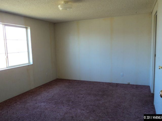 5600 West Ranger Road Reno, NV 89506 - Photo 8 of 10 an empty room with a window