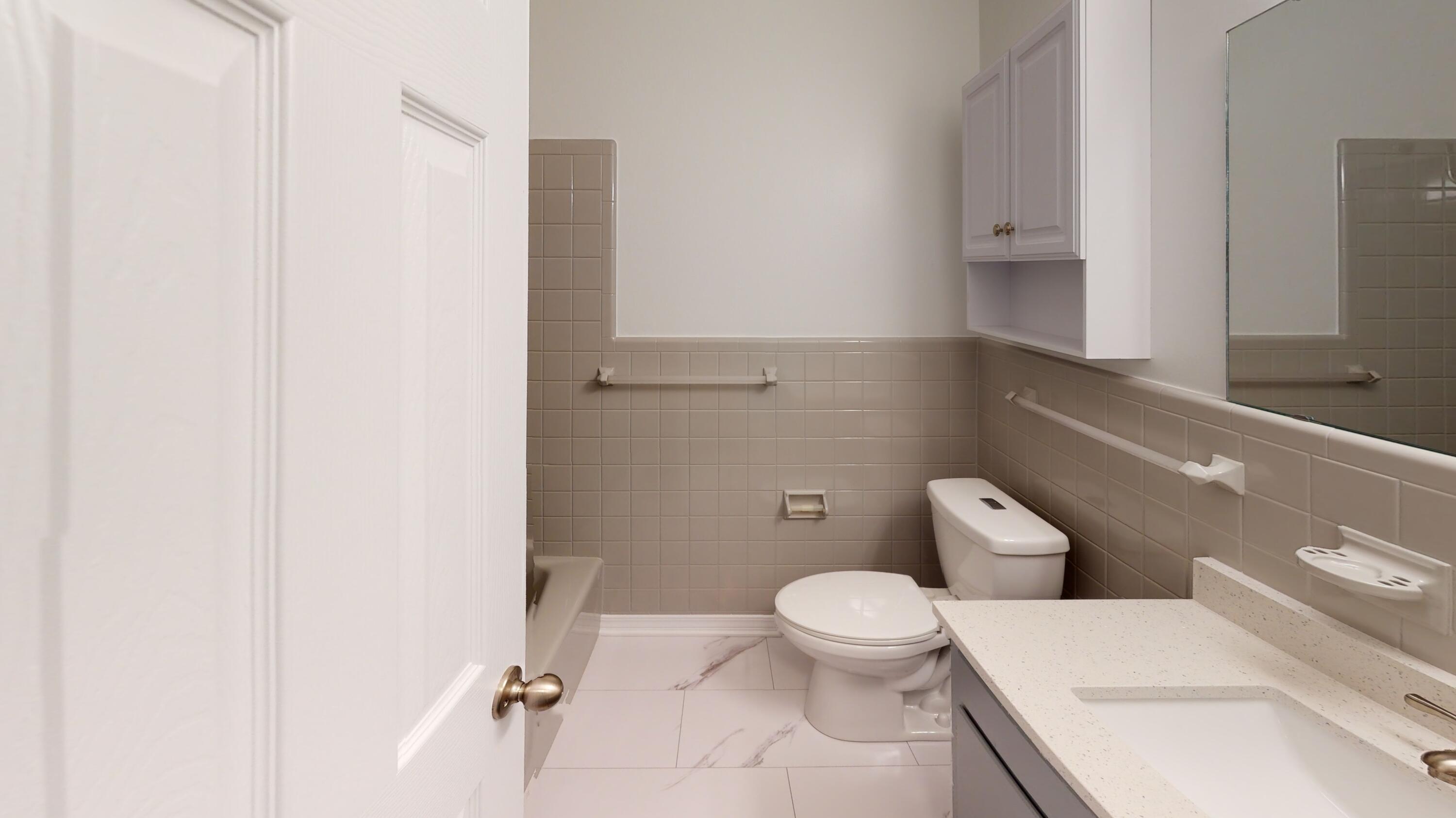 200 Deluna Road Southwest Fort Walton Beach, FL 32548 - Photo 17 of 26 Bathroom