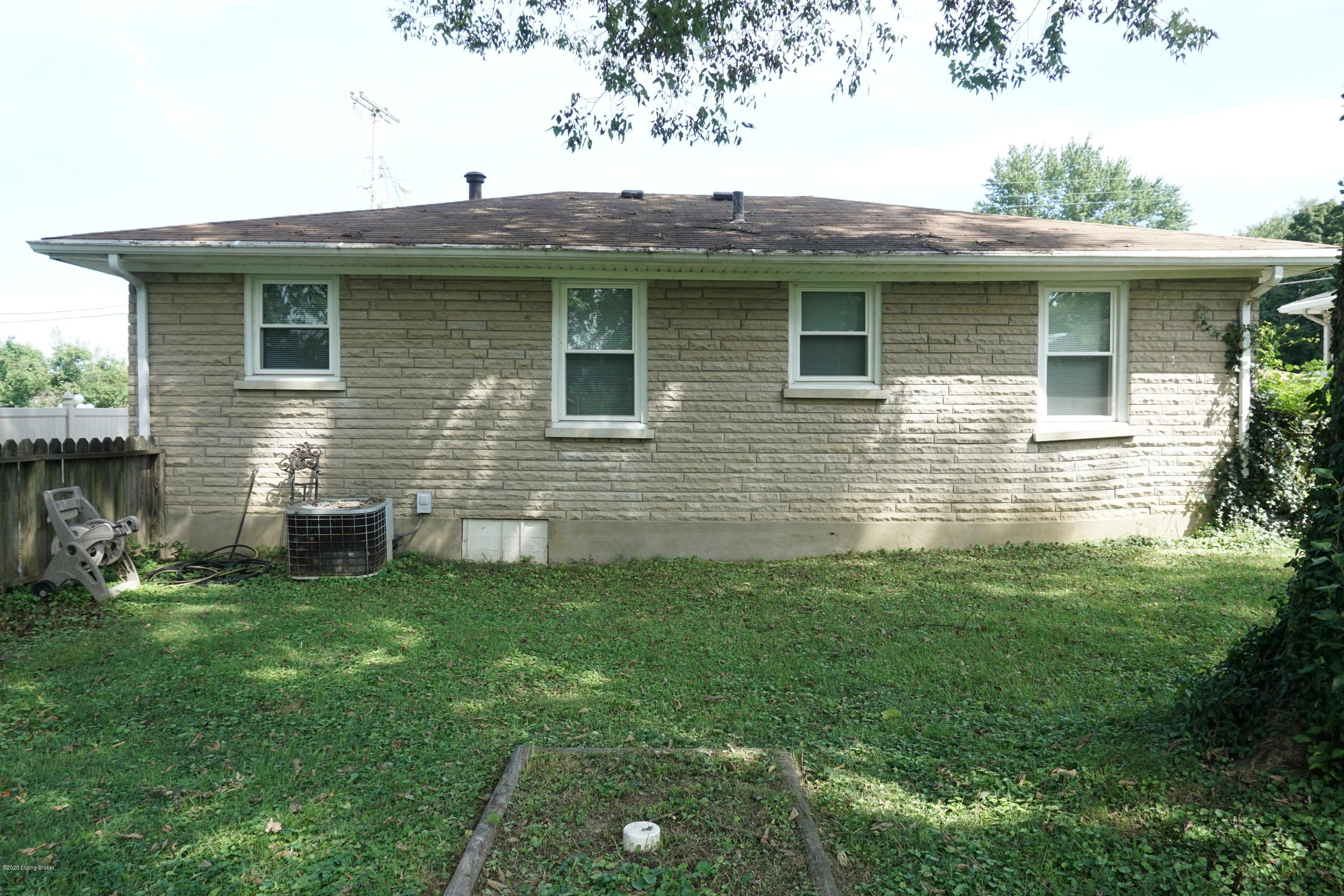 6700 Delton Road Louisville, KY 40258 - Photo 4 of 18 DSC02766