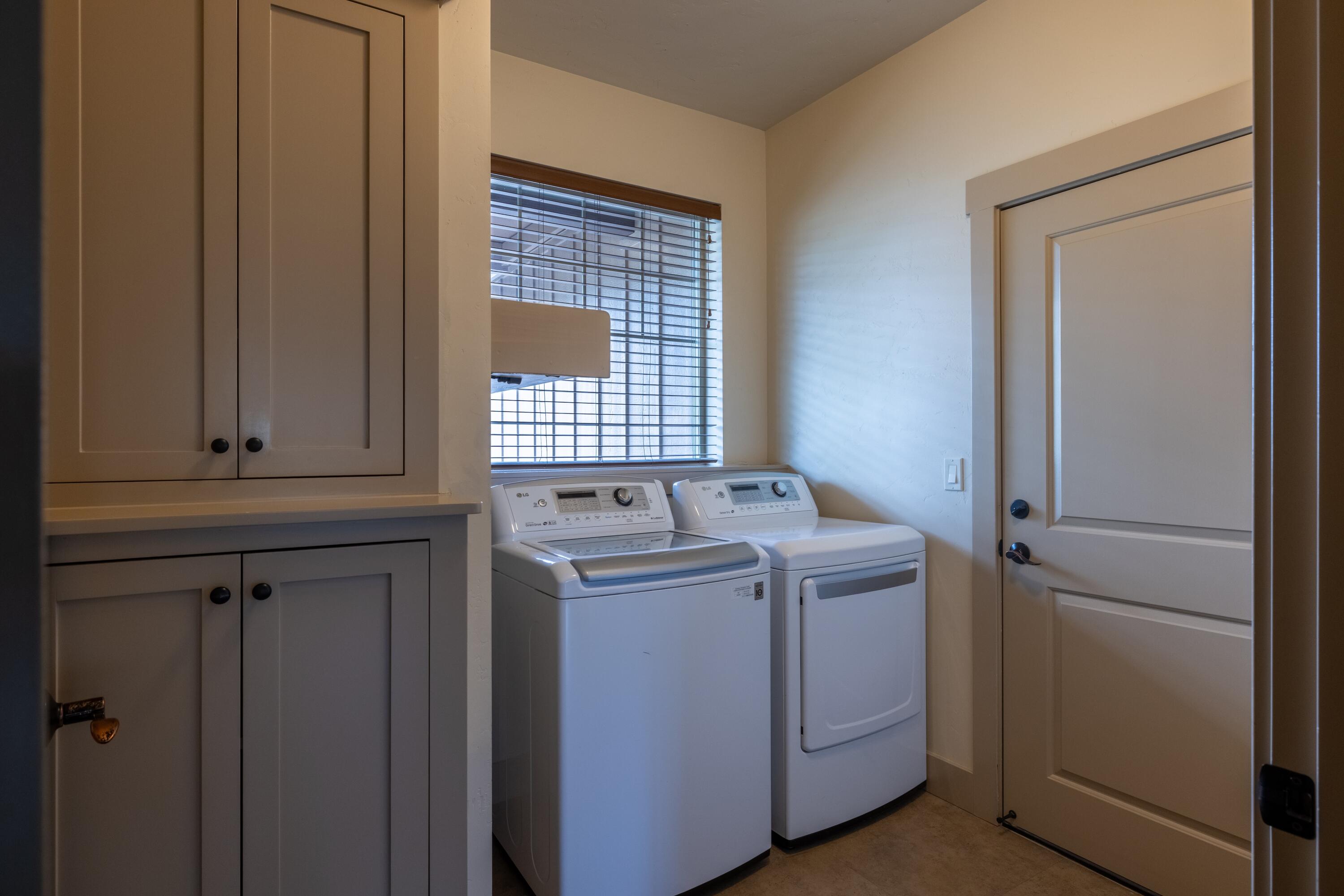 243 Northwest Saddle Ridge Loop Prineville, OR 97754 - Photo 30 of 35 Laundry/Garage Access