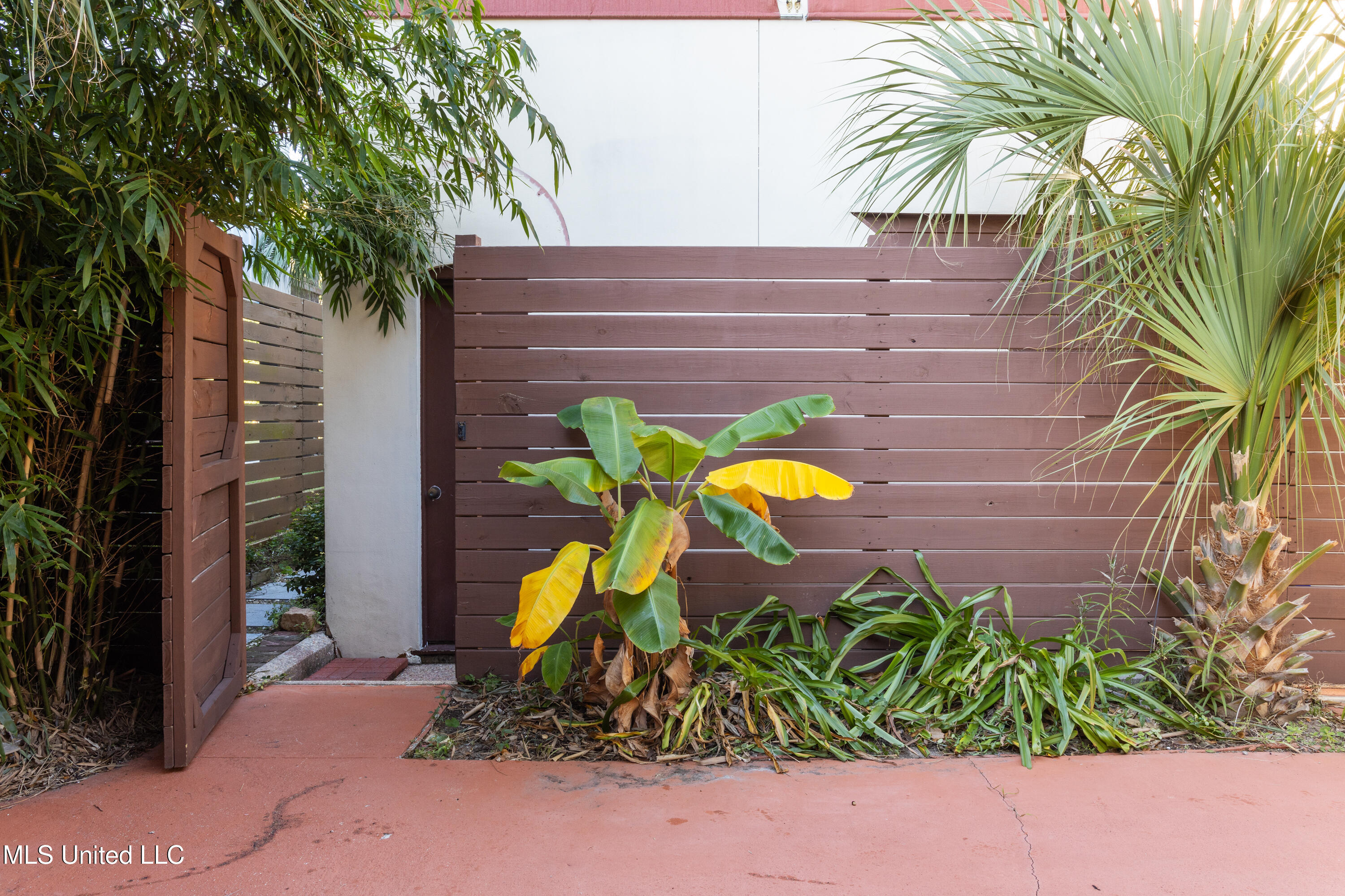 128 Lee Street Biloxi, MS 39530 - Photo 6 of 51 0047