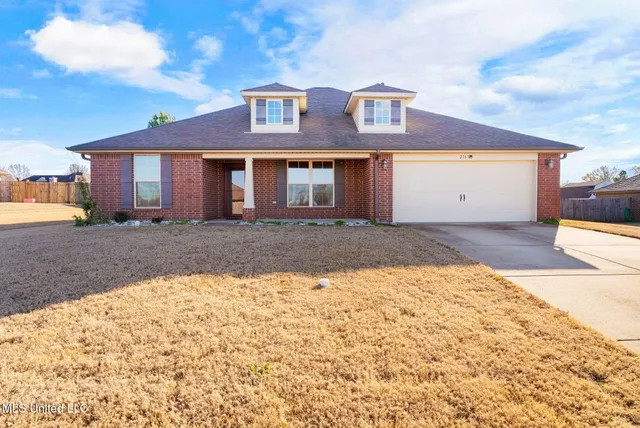 $330,000 | 2163 Woodridge Drive South, Southaven, MS 38672