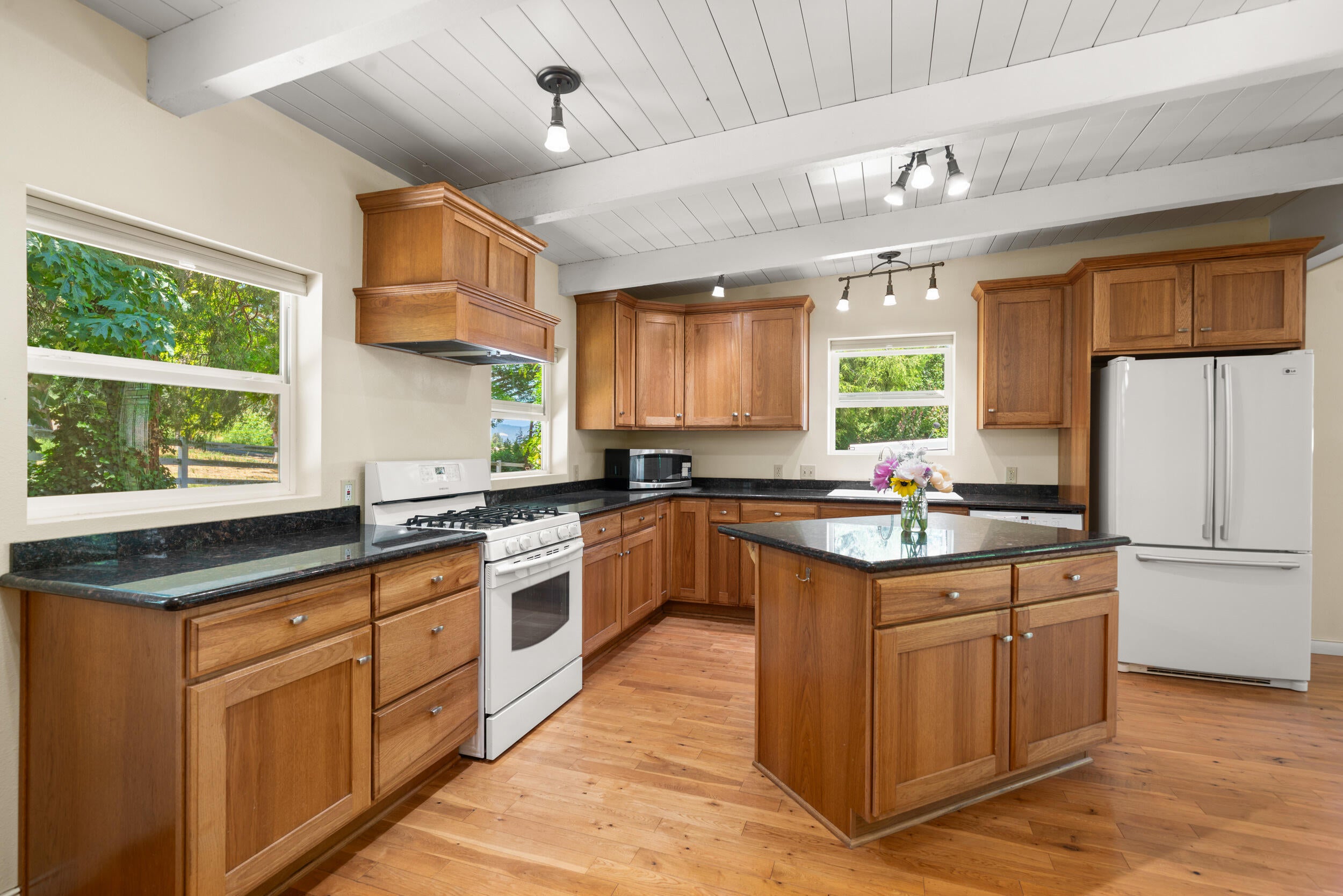 2835 Sundown Road Medford, OR 97501 - Photo 5 of 61 Cottage kitchen