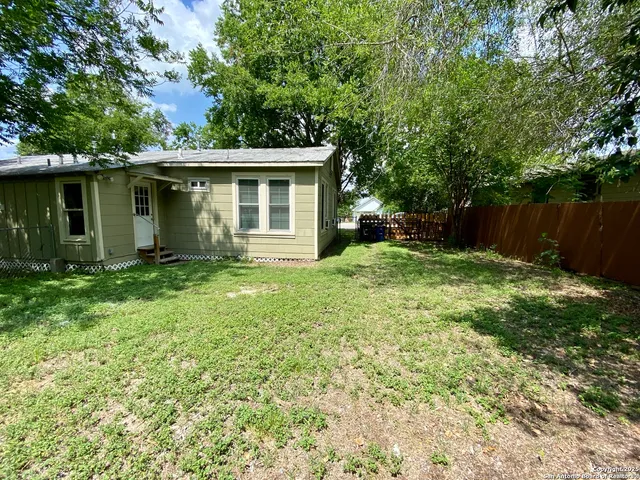 a view of yard with green space