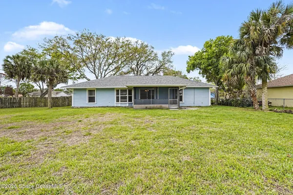 a view of a house with backyard and a garden