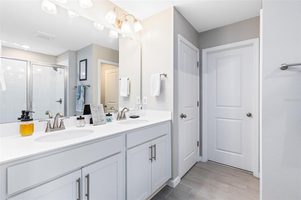 4160 Southern Vista Loop St. Cloud, FL 34772 - Photo 19 of 36 a bathroom with 2 sink and a mirror