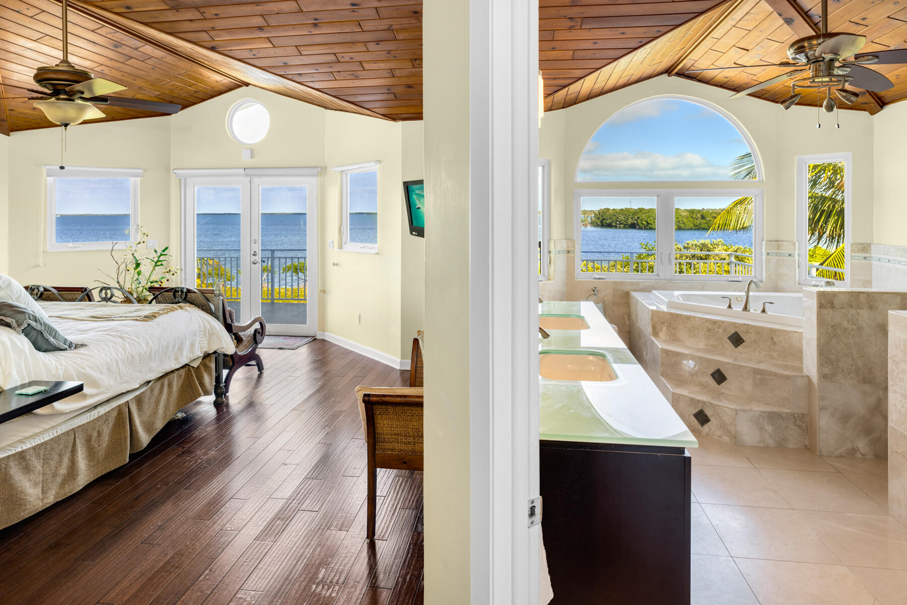 51 Mutiny Place Key Largo, FL 33037 - Photo 37 of 75 Ensuite Primary bedroom on 3rd level