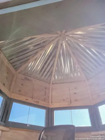 a view of room with an entryway