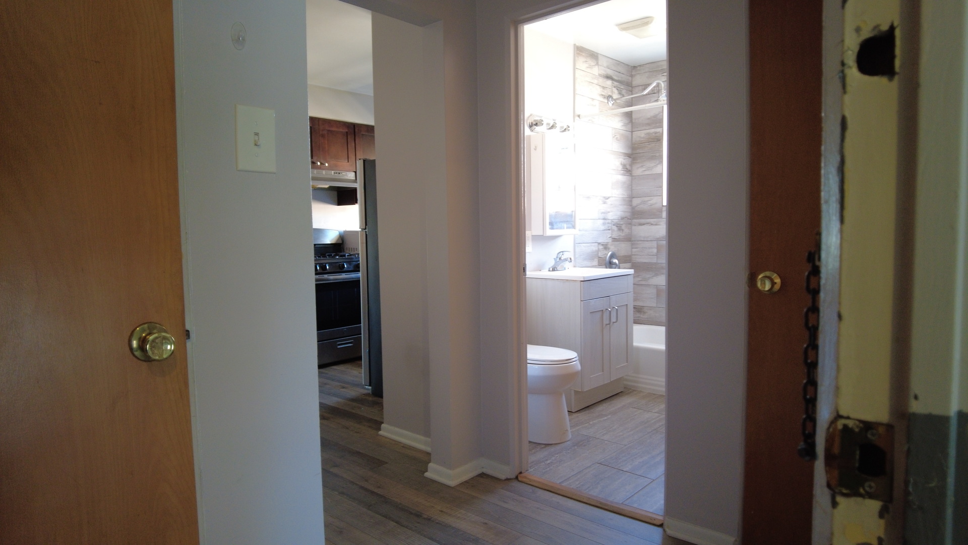 9215 South Pulaski Road, Unit 3N Evergreen Park, IL 60805 - Photo 5 of 8 a view of a bathroom