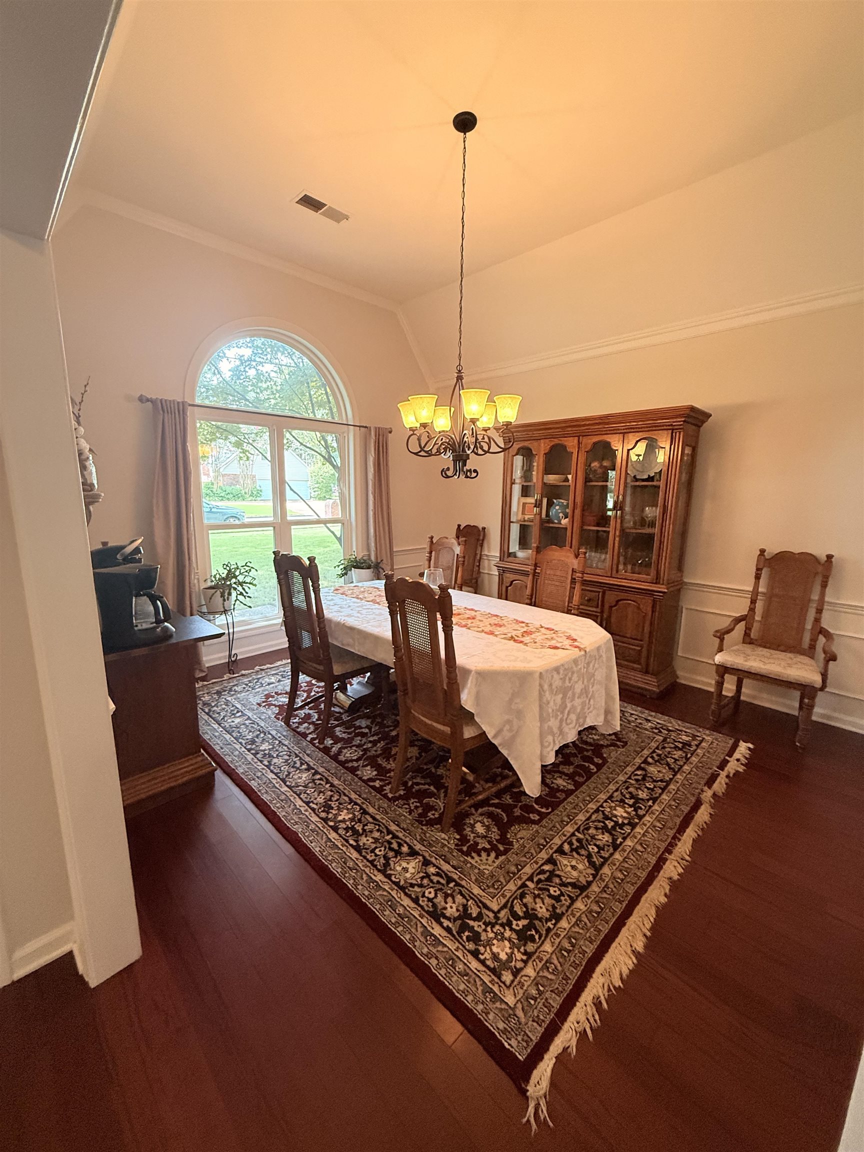 9140 Fox Ridge Road Germantown, TN 38139 - Photo 4 of 23 a living room with couch