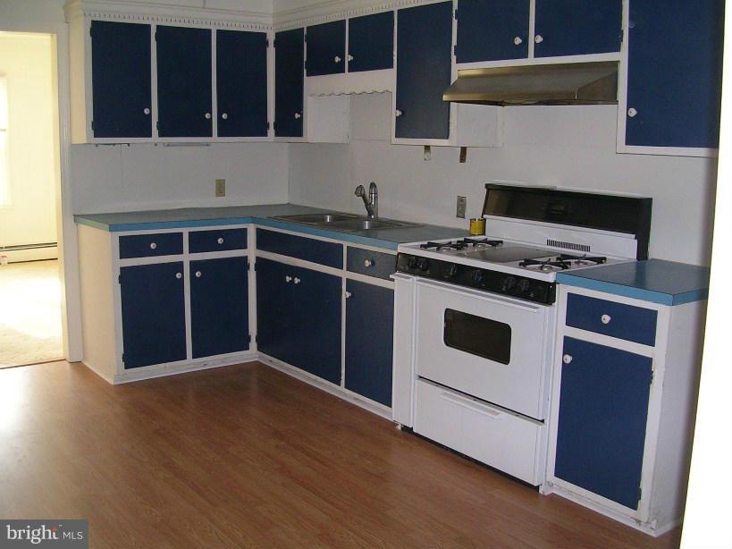 608 Wye Mills Road Queenstown, MD 21658 - Photo 6 of 17 a kitchen with a stove and a microwave