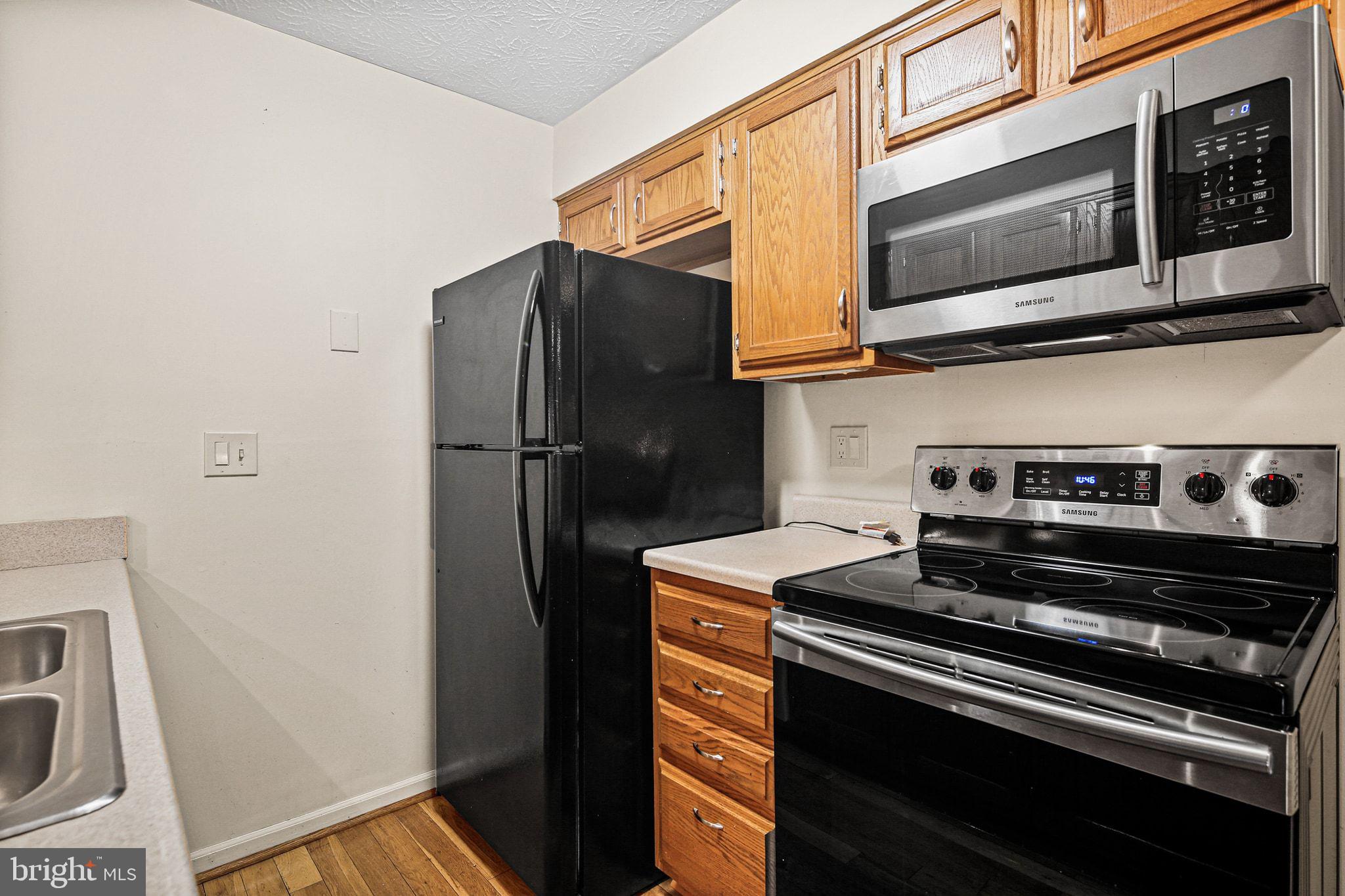 11450 Little Patuxent Parkway, Unit 605 Columbia, MD 21044 - Photo 12 of 33 a close view of a stove and refrigerator