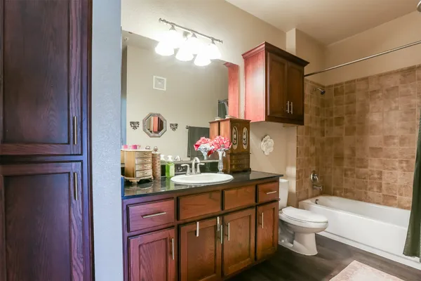 $2,200 | 910 West 25th Street, Unit 408, Austin, TX 78705