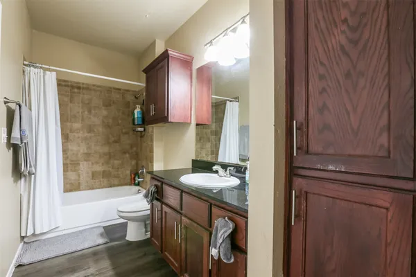 $2,200 | 910 West 25th Street, Unit 408, Austin, TX 78705