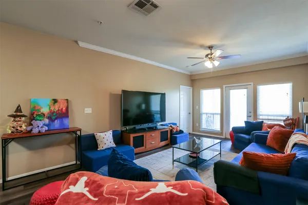$2,200 | 910 West 25th Street, Unit 408, Austin, TX 78705
