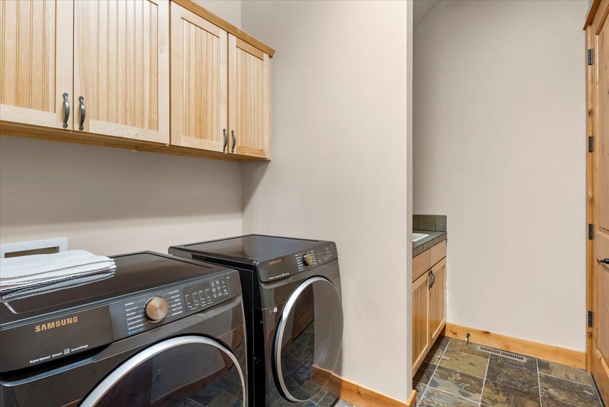 941 Southwest Vantage Point Way Bend, OR 97702 - Photo 25 of 52 17-Laundry
